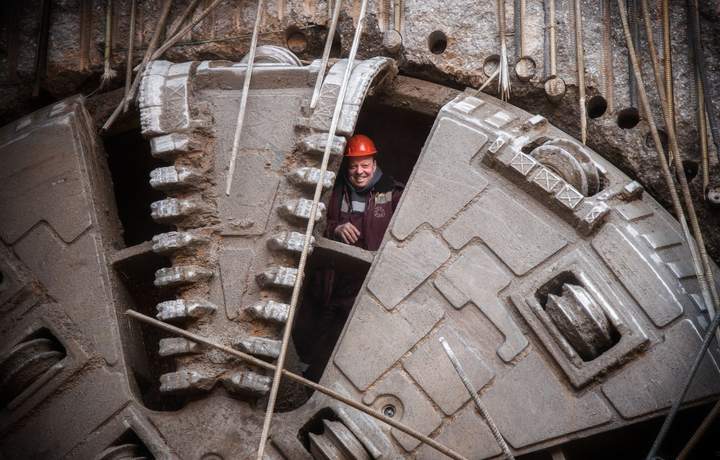 Ouvrier casqué dans la roue de coupe d’un tunnelier