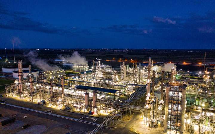 Vue aérienne nocturne d’un complexe pétrochimique entièrement éclairé