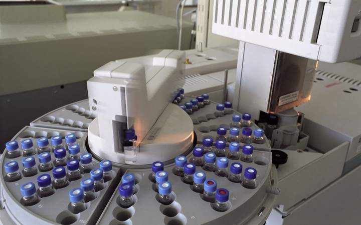 Passeur d’échantillons automatique chargé de flacons dans un laboratoire