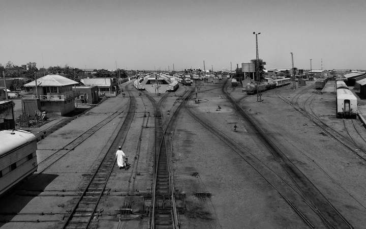 Faisceau de voies d’une gare de triage en noir et blanc