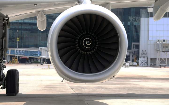 Réacteur d’avion de ligne vu de face sur le tarmac