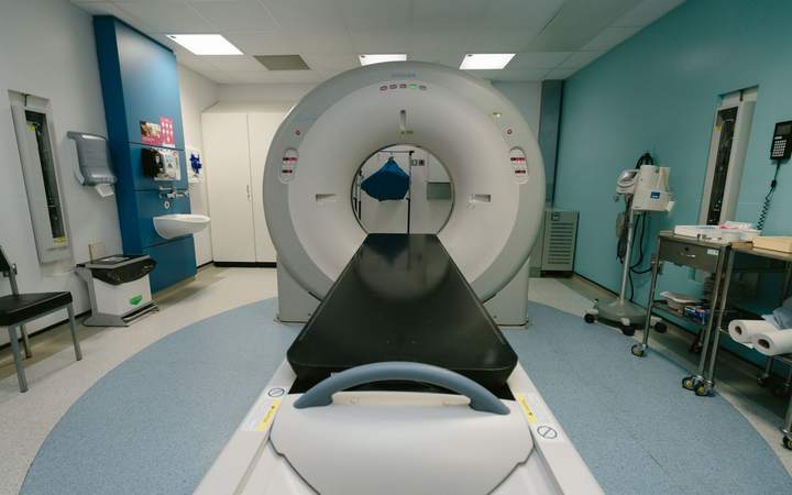 Scanner médical dans une salle d’imagerie aux murs bleus