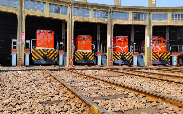 Locomotives garées devant une rotonde de dépôt ferroviaire