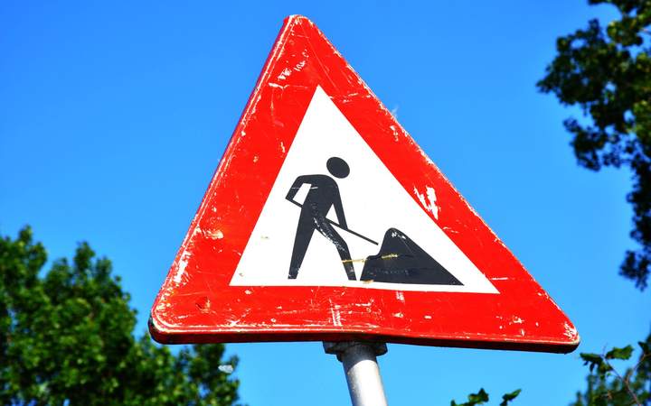 Panneau triangulaire de signalisation temporaire annonçant des travaux sur la chaussée