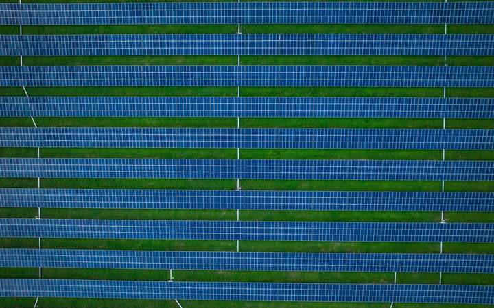 Rangées de panneaux photovoltaïques vues du ciel