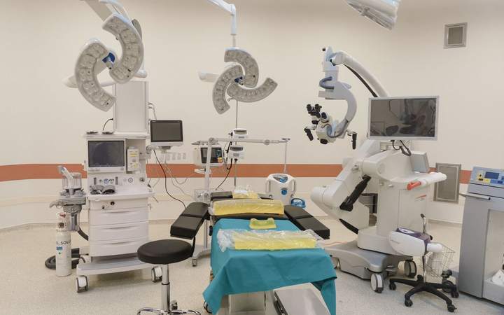 Bloc opératoire équipé de scialytiques, table et colonnes d’anesthésie