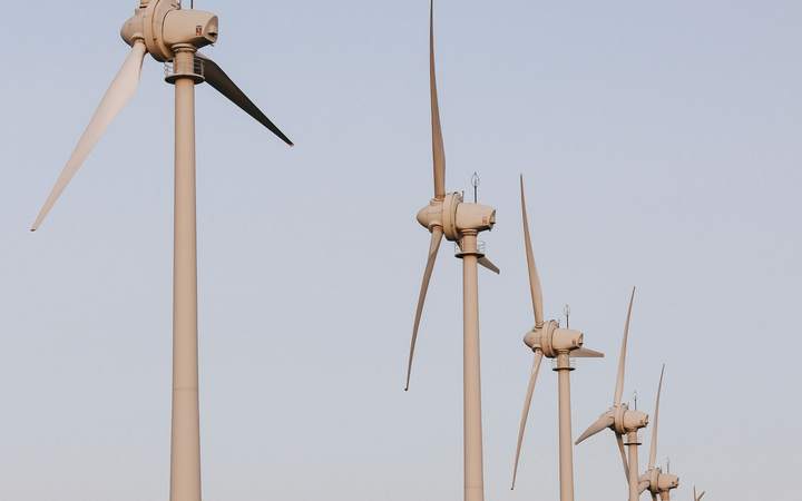 Alignement d’éoliennes sous un ciel pâle