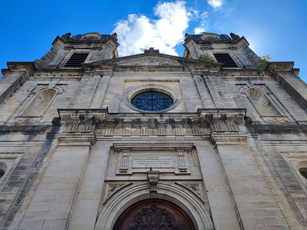 La cathédrale Notre-Dame de Dax vue en contre-plongée