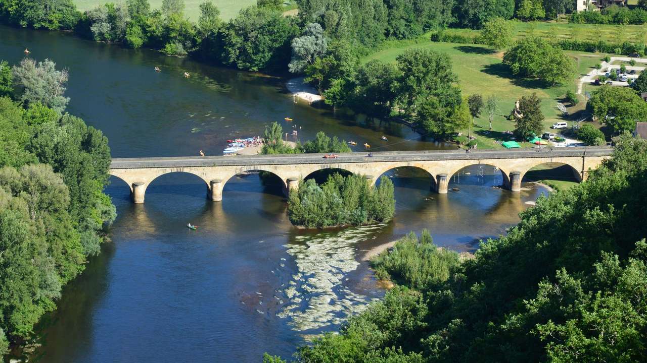 Pont de pierre sur la Dordogne en Périgord