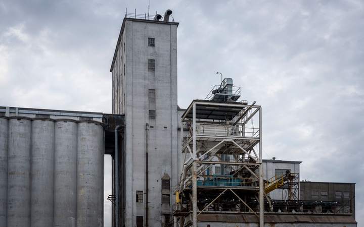 Silos à grains en béton et tour de manutention d’un site de stockage céréalier