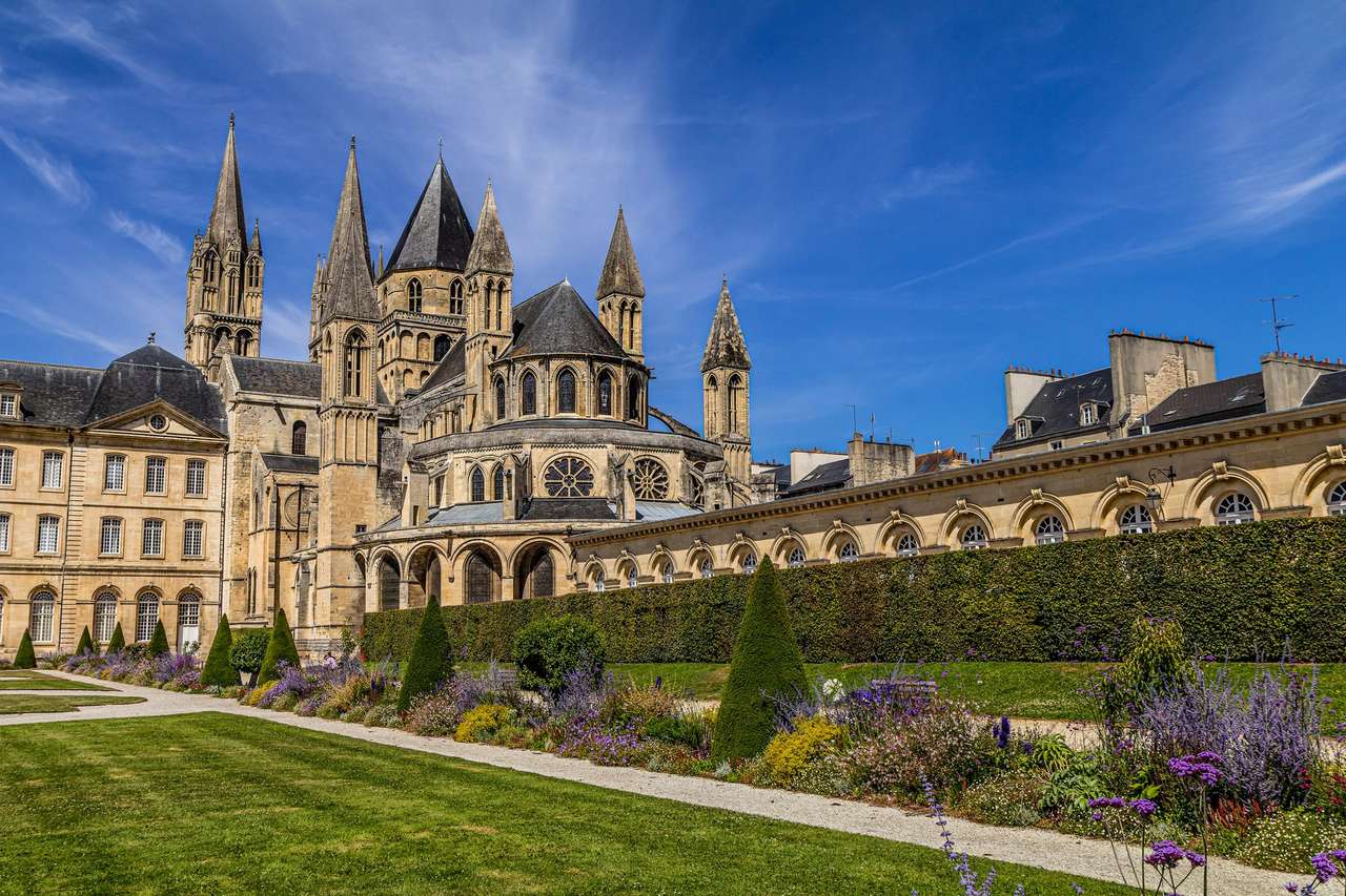 Chevet et flèches de l’abbatiale Saint-Étienne de l’abbaye aux Hommes, à Caen, derrière les jardins