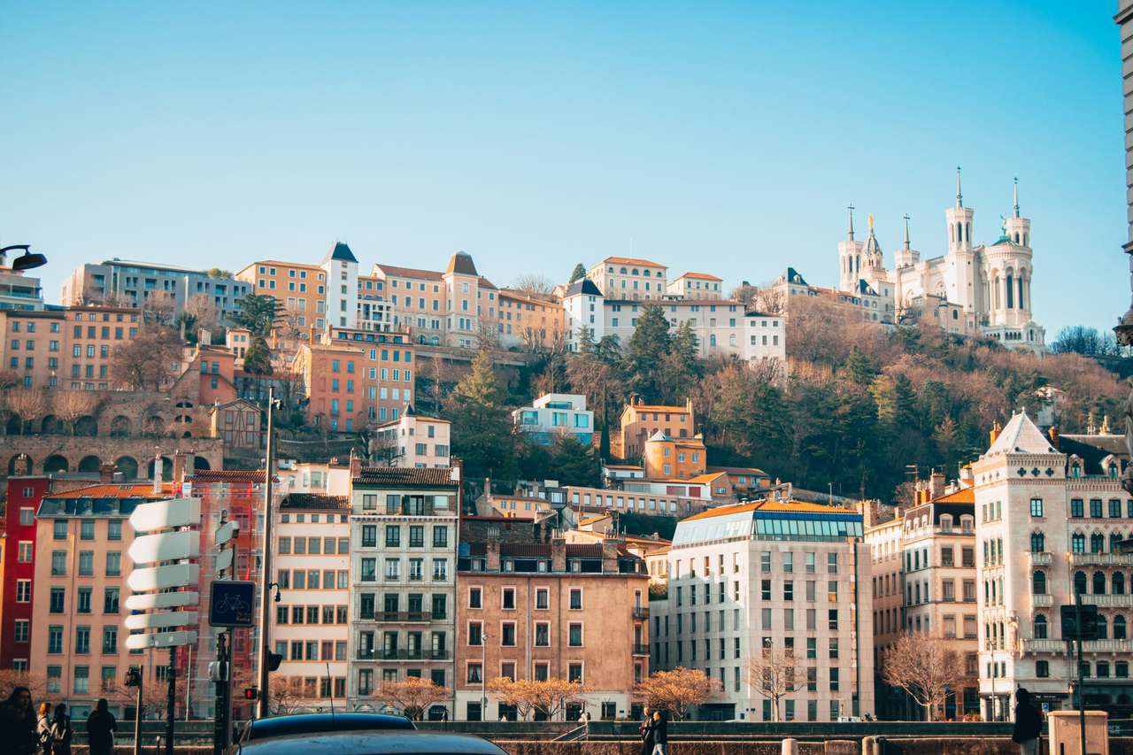 La colline de Fourvière et sa basilique au-dessus des quais de Saône à Lyon