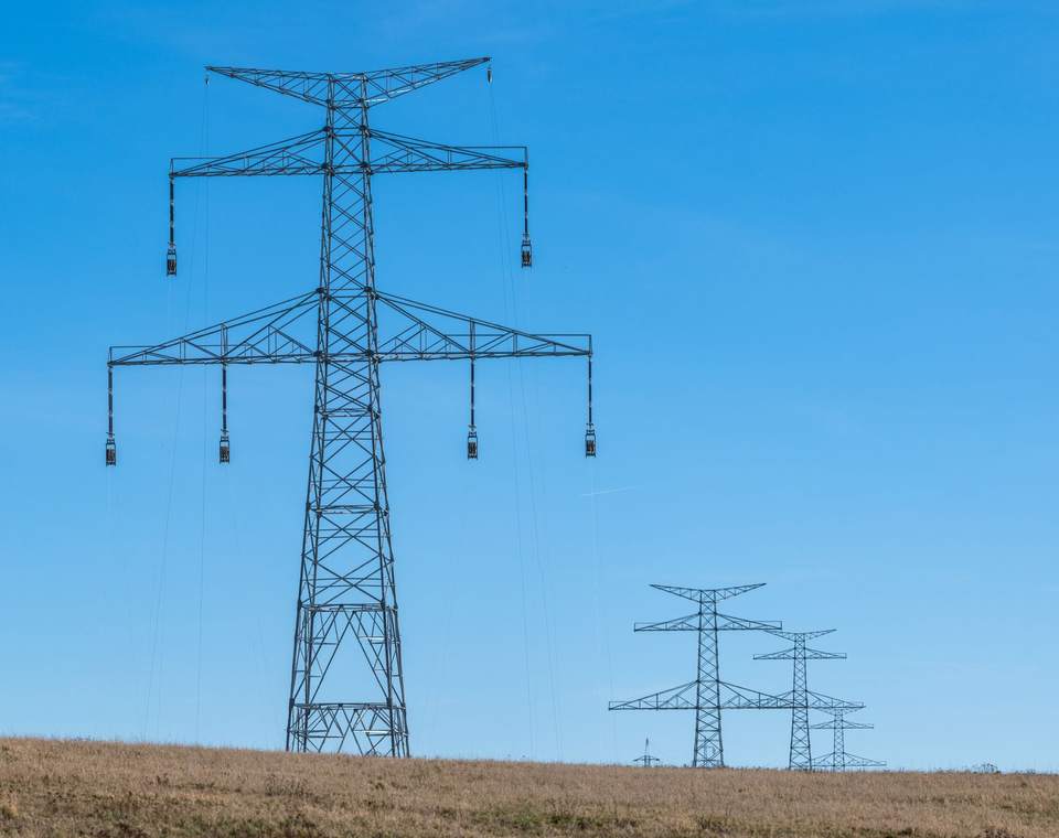 Pylônes de lignes à très haute tension sur un ciel bleu dégagé