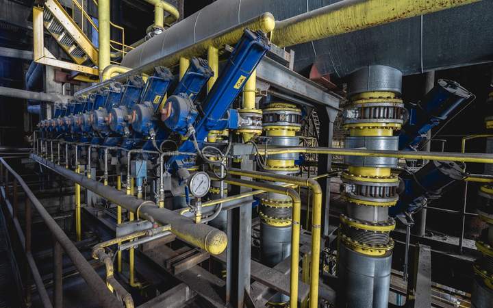 Installation industrielle de pompes et tuyauteries jaunes dans une centrale de production d’énergie