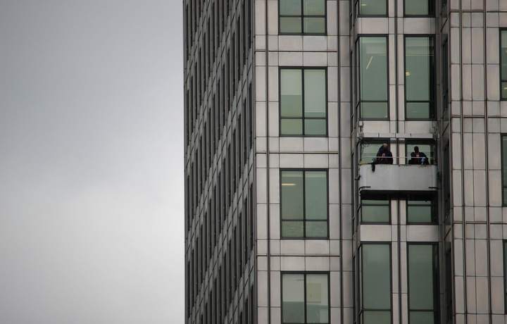Nacelle de maintenance sur la façade d’un immeuble de bureaux de grande hauteur