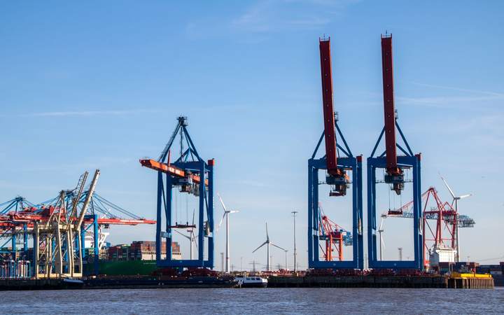 Portiques de manutention sur un terminal portuaire