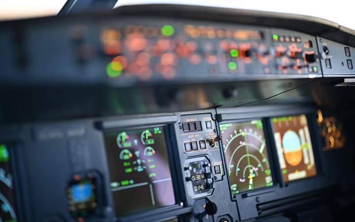 Écrans et instruments de bord d’un poste de pilotage d’avion de ligne en gros plan