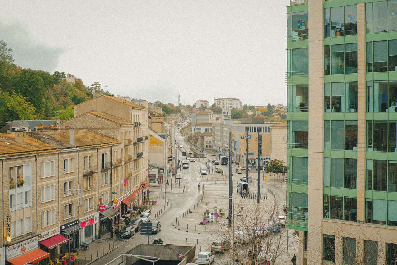 Rue du centre de Poitiers avec ses immeubles et le bâtiment de la gare