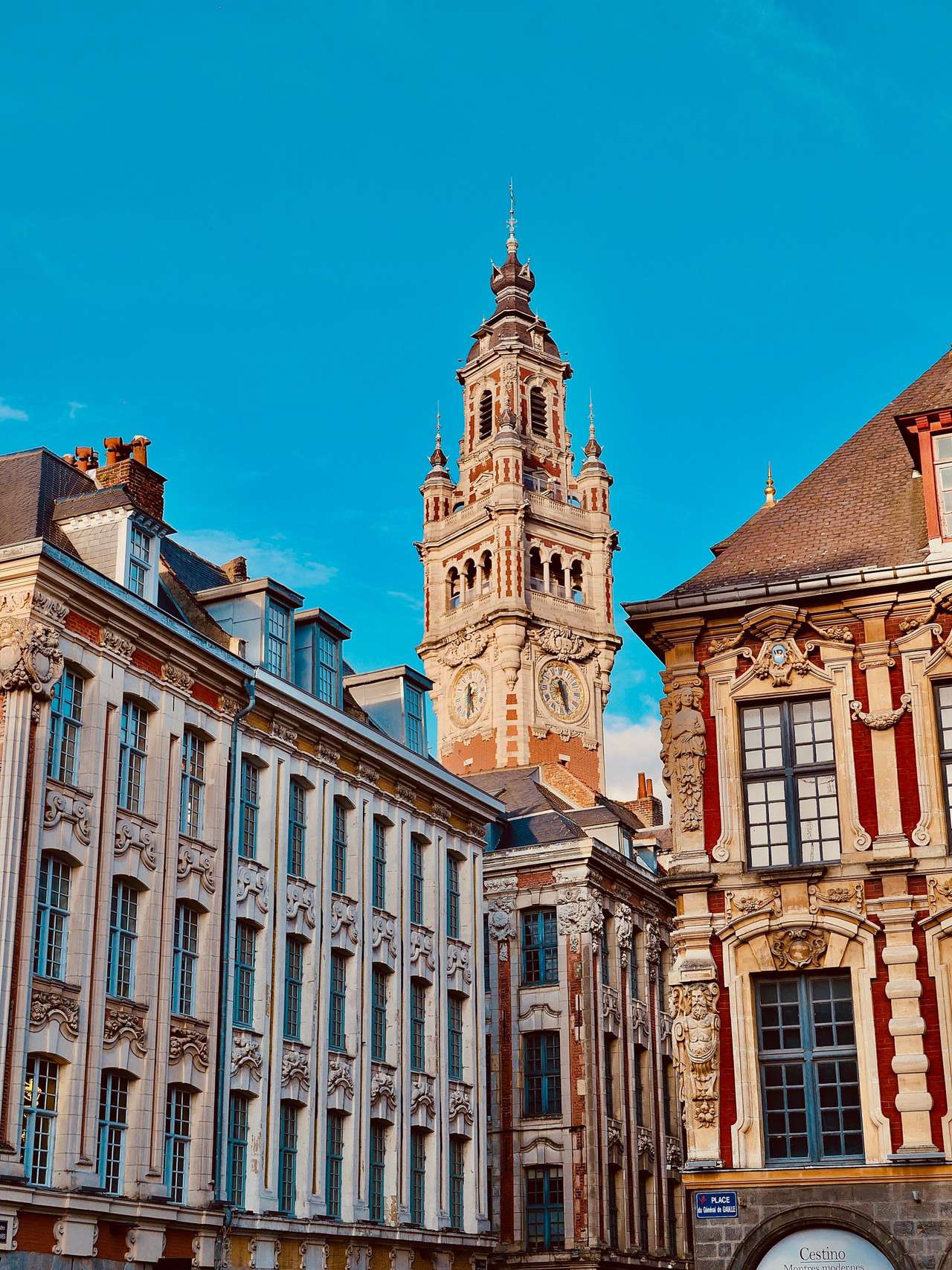 Le beffroi de la Chambre de commerce au-dessus des façades de la Grand-Place de Lille