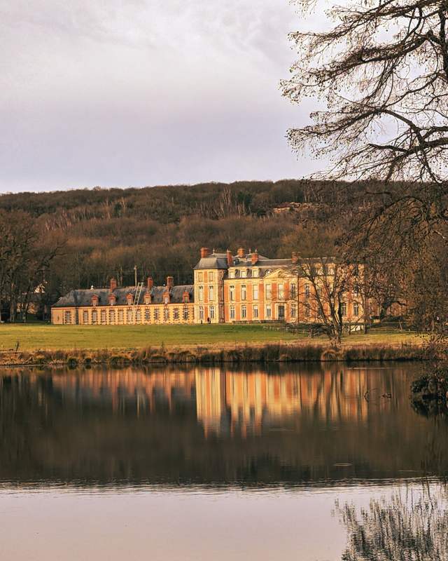 Le château de Chamarande et son plan d’eau, au pied du coteau boisé