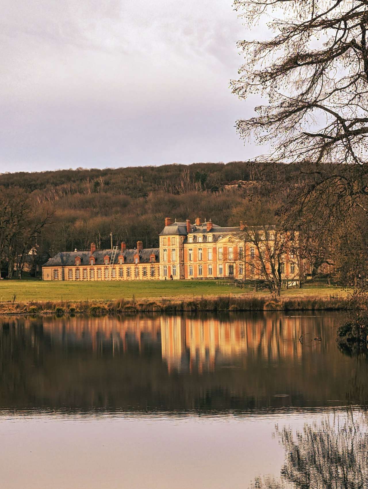 Le château de Chamarande et son plan d’eau, au pied du coteau boisé