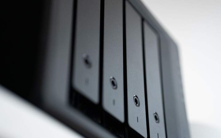 Tiroirs de disques durs d’un serveur de stockage en gros plan