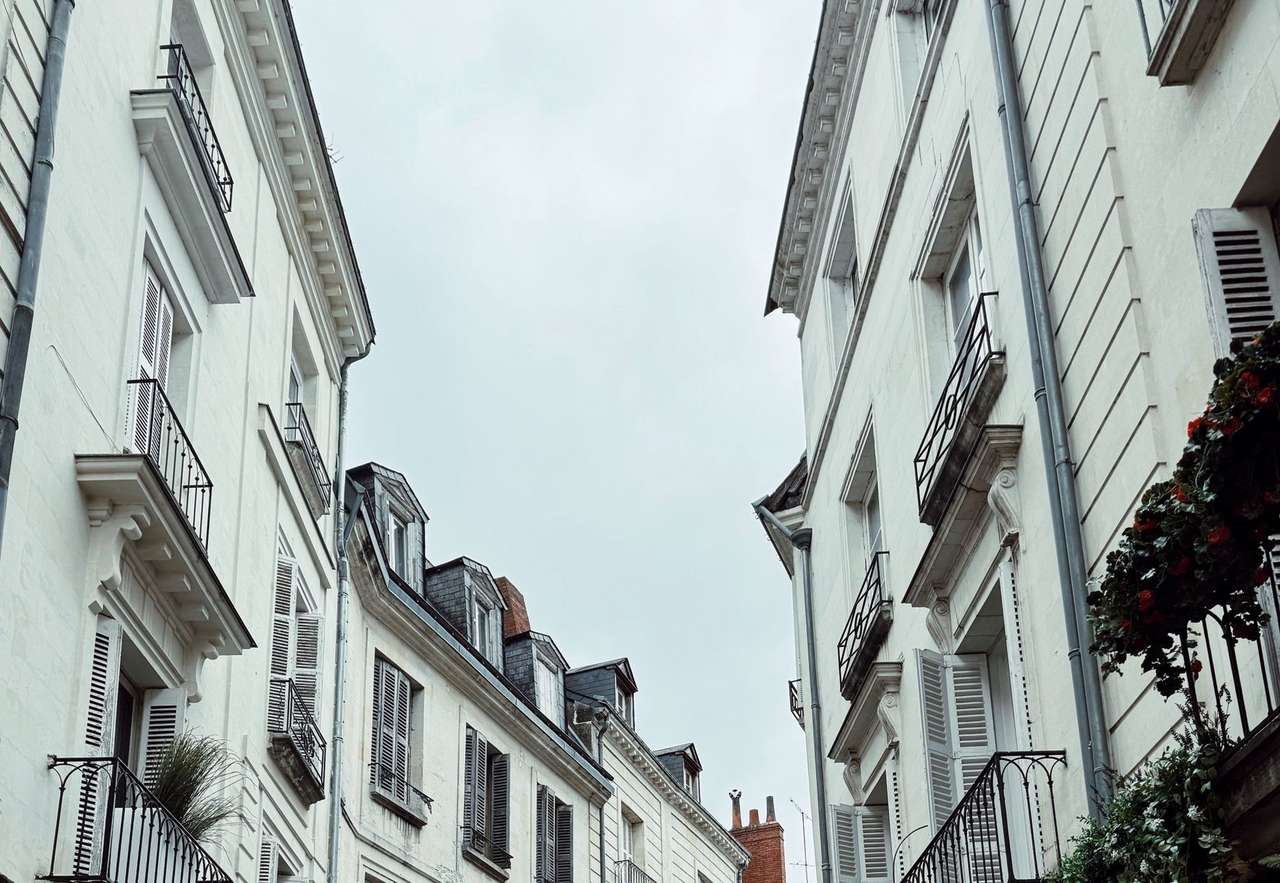 Façades claires à balcons en fer forgé dans une rue du centre de Tours