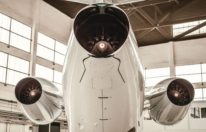 Réacteurs arrière d’un avion d’affaires stationné dans un hangar, vus de dessous