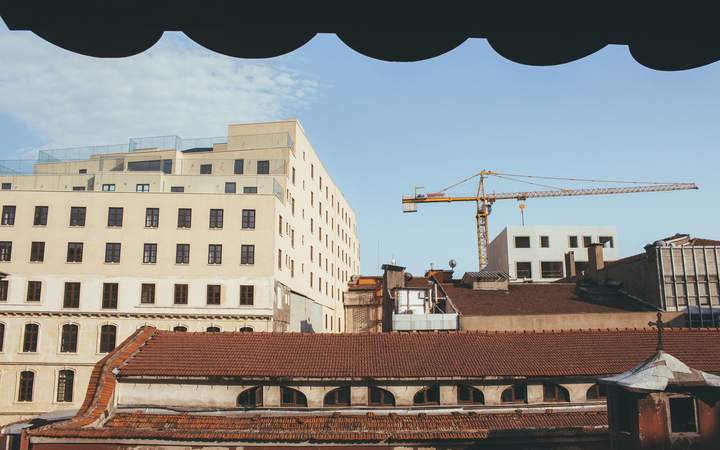 Grue à tour au-dessus des toits d’un quartier en chantier