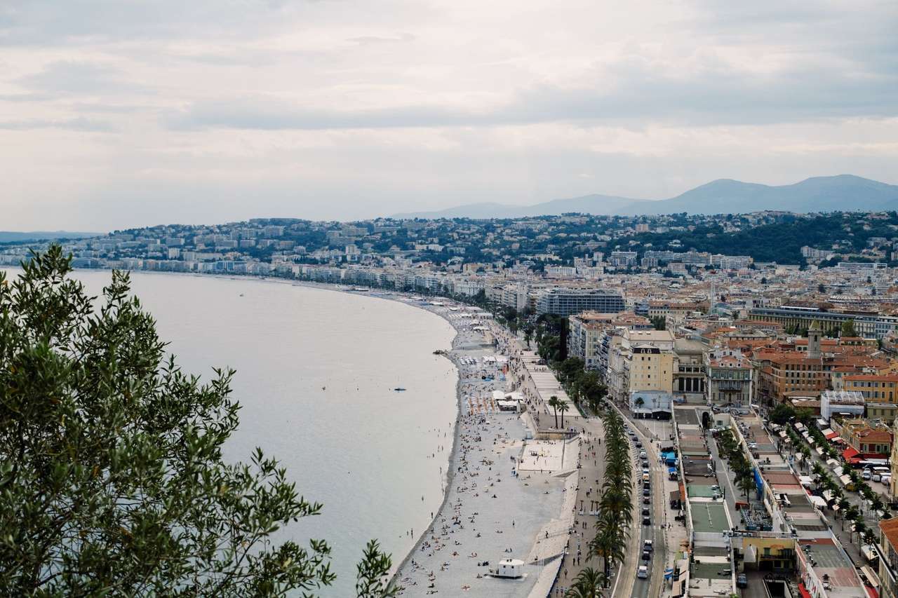 La baie des Anges et la promenade des Anglais à Nice, vues depuis les hauteurs