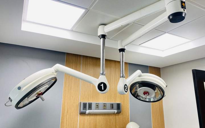 Scialytiques numérotés fixés au plafond d’une salle de soins