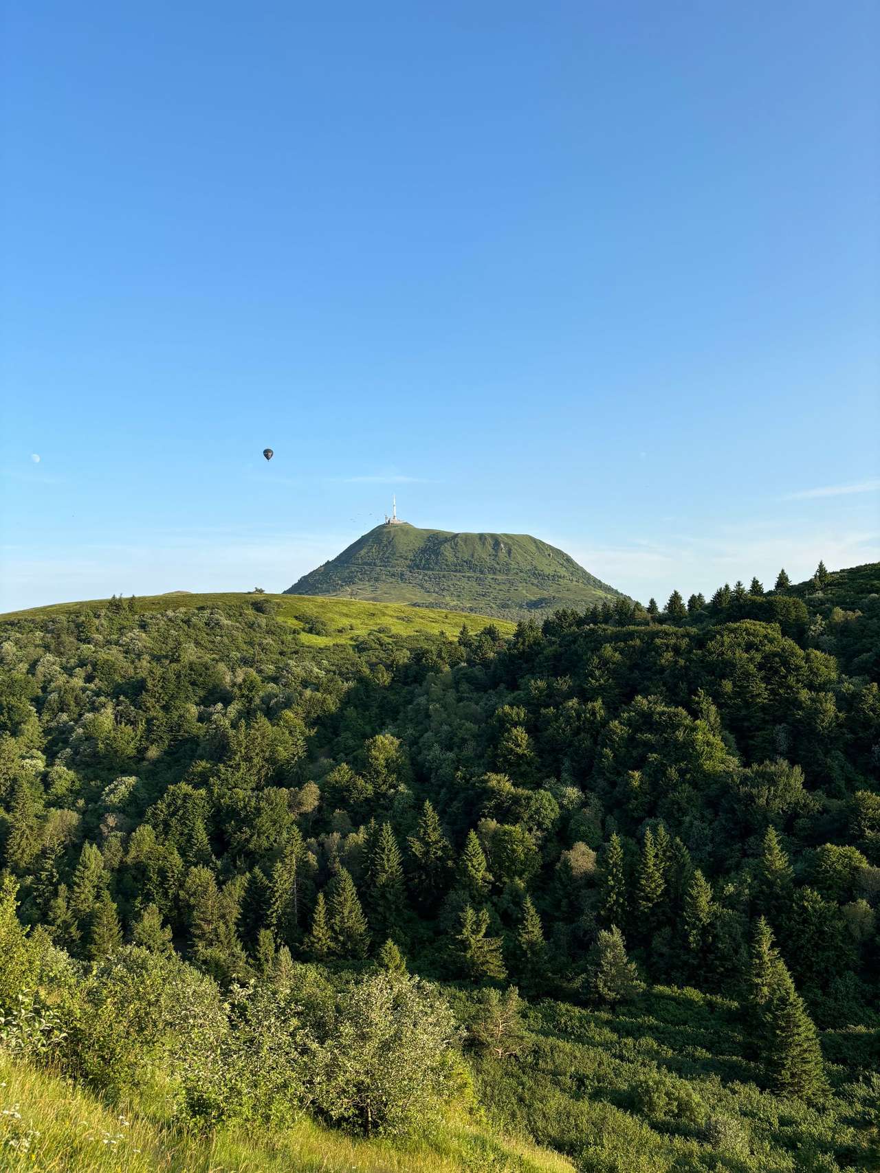 Le puy de Dôme et son relais au sommet, au-dessus des forêts de la chaîne des Puys