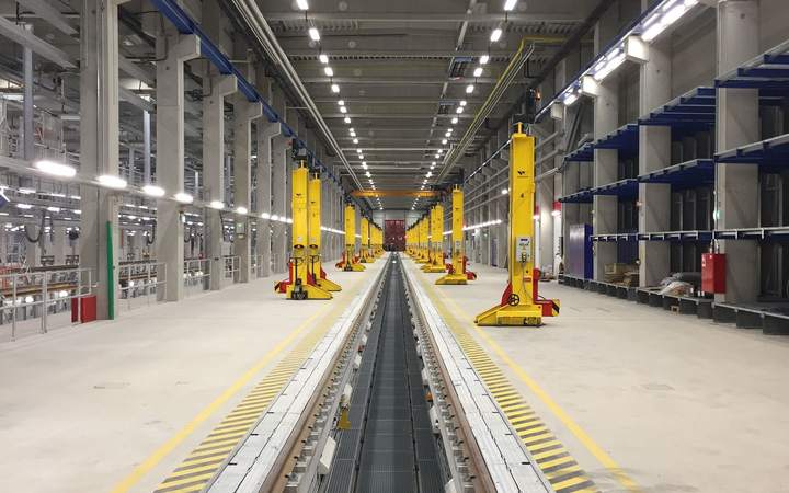 Atelier de maintenance ferroviaire avec voies parallèles