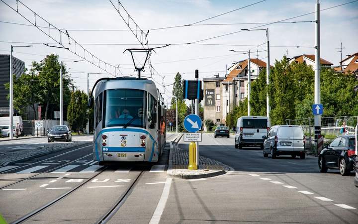 Tramway moderne circulant dans une rue