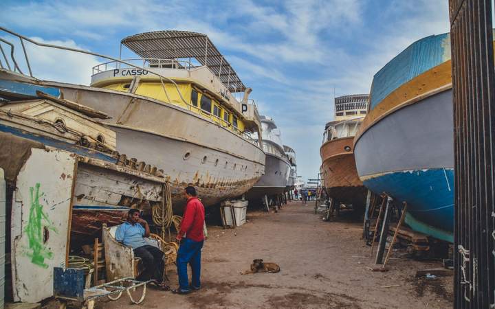 Chantier naval avec plusieurs bateaux hors de l’eau posés sur leurs bers