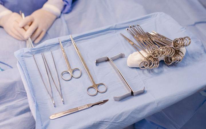 Instruments chirurgicaux disposés sur un champ stérile bleu