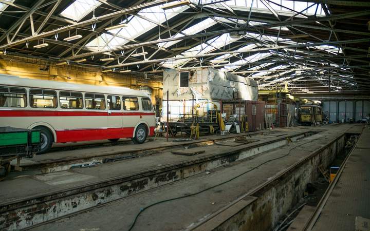 Atelier de dépôt de transport urbain avec fosses de maintenance
