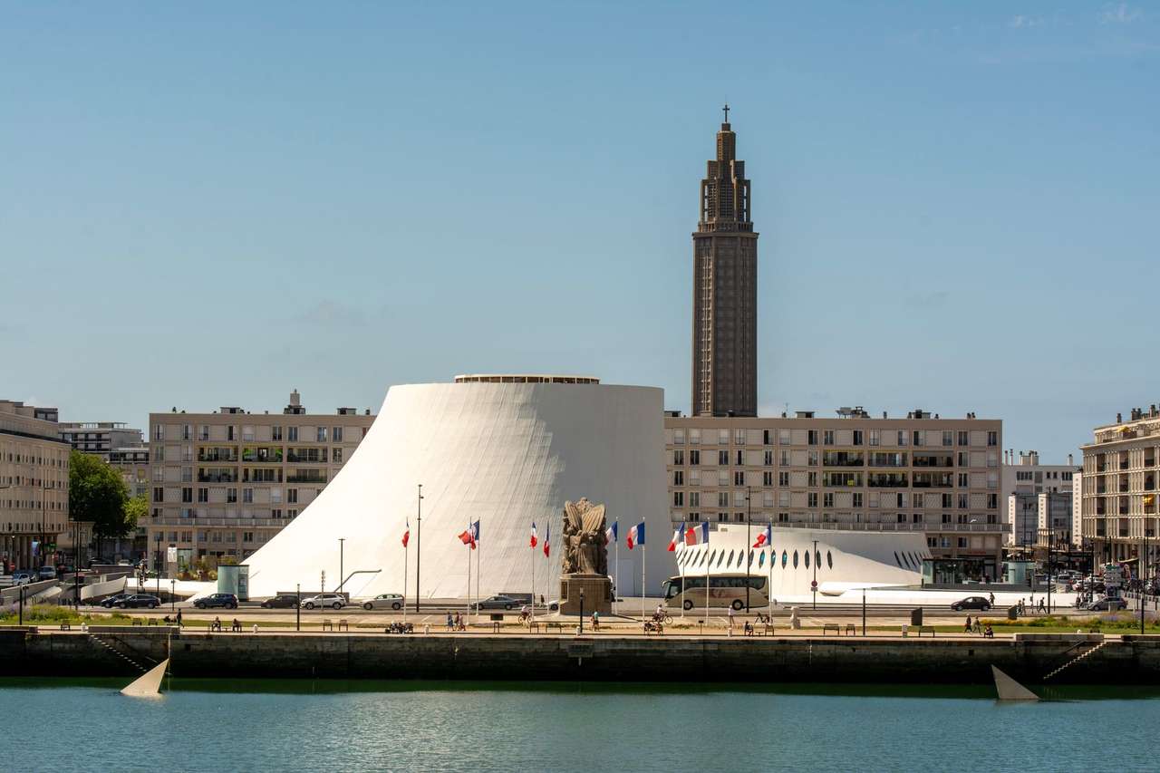 Le Volcan d’Oscar Niemeyer et le clocher de l’église Saint-Joseph, au Havre