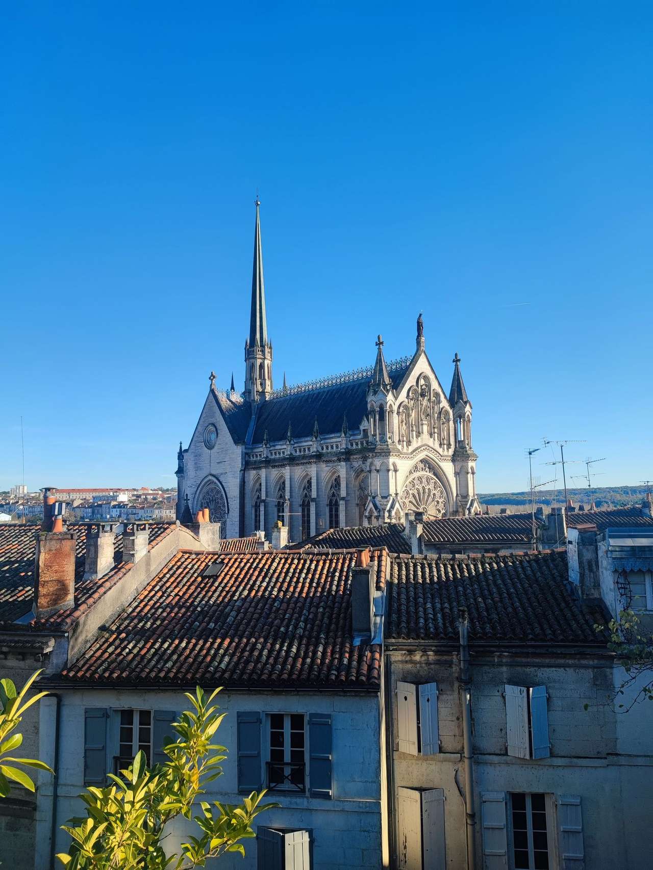 Clocher gothique dominant les toits d’Angoulême