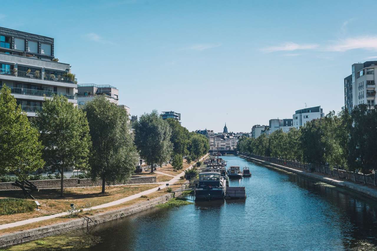 Bateaux amarrés le long d’un quai arboré à Rennes