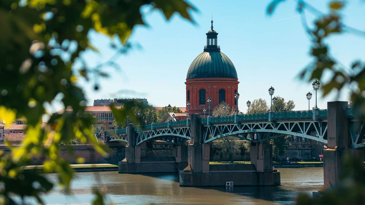 Le pont Saint-Pierre sur la Garonne et le dôme de La Grave à Toulouse