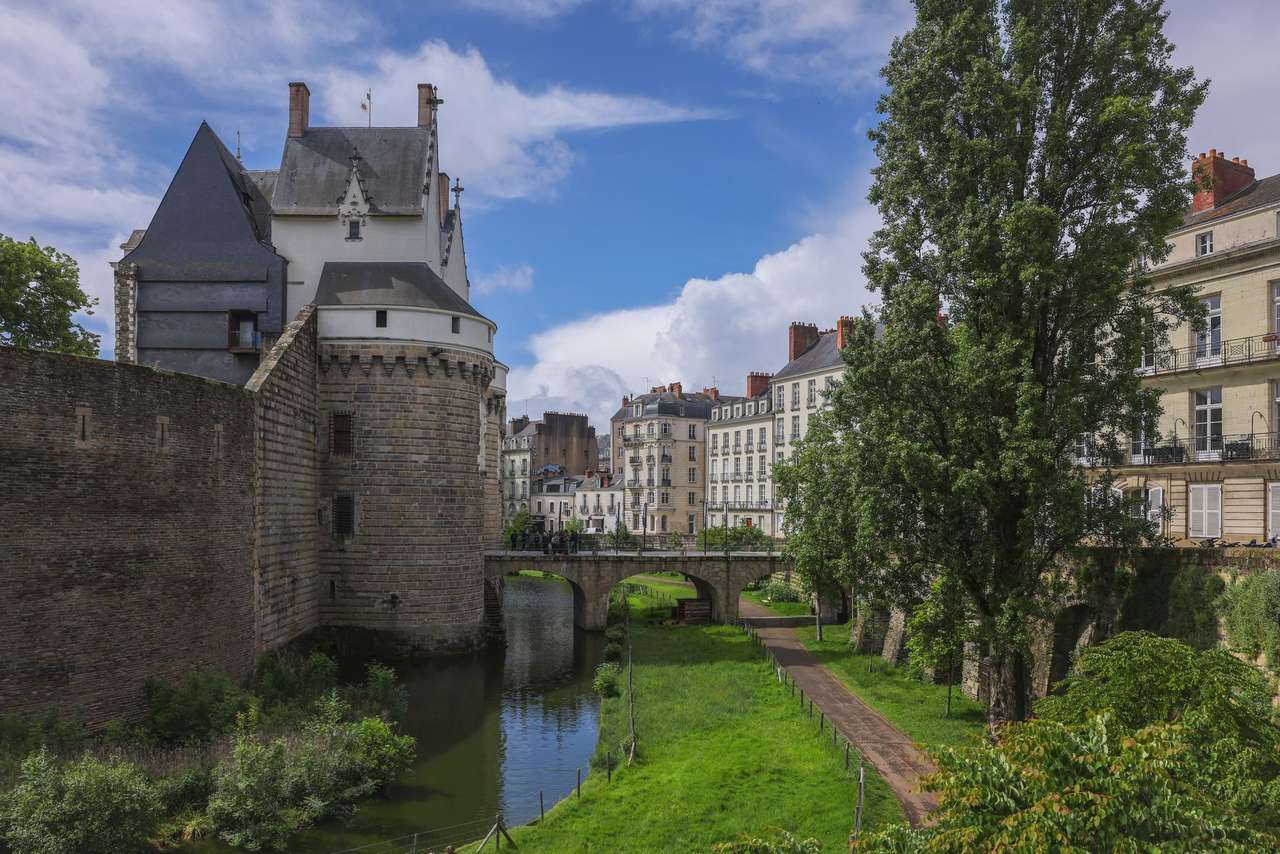Les douves et une tour du château des ducs de Bretagne à Nantes