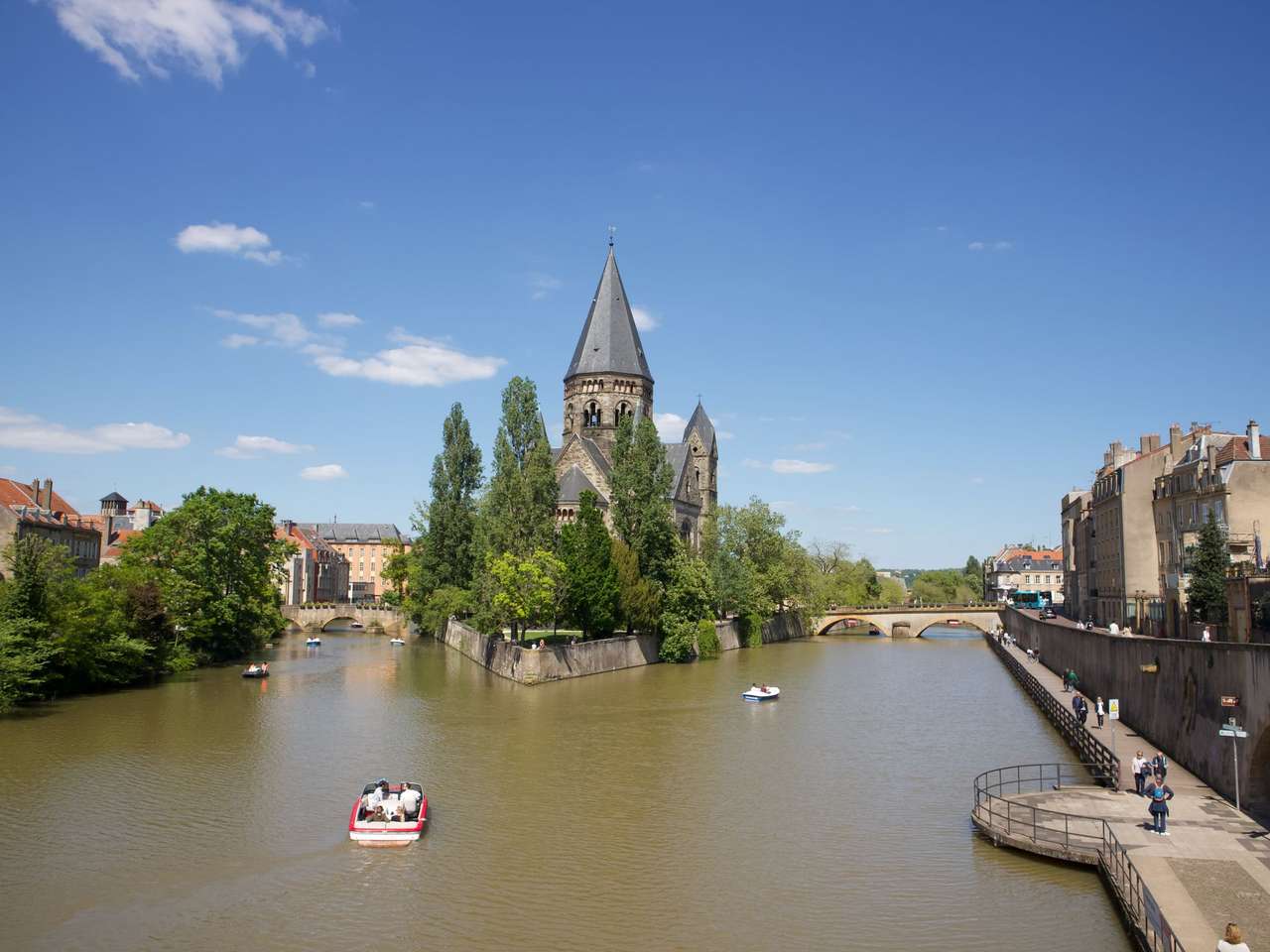 Le temple Neuf sur son île, au bord de la Moselle, à Metz