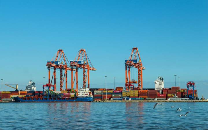 Portiques à conteneurs d’un terminal portuaire au bord de l’eau