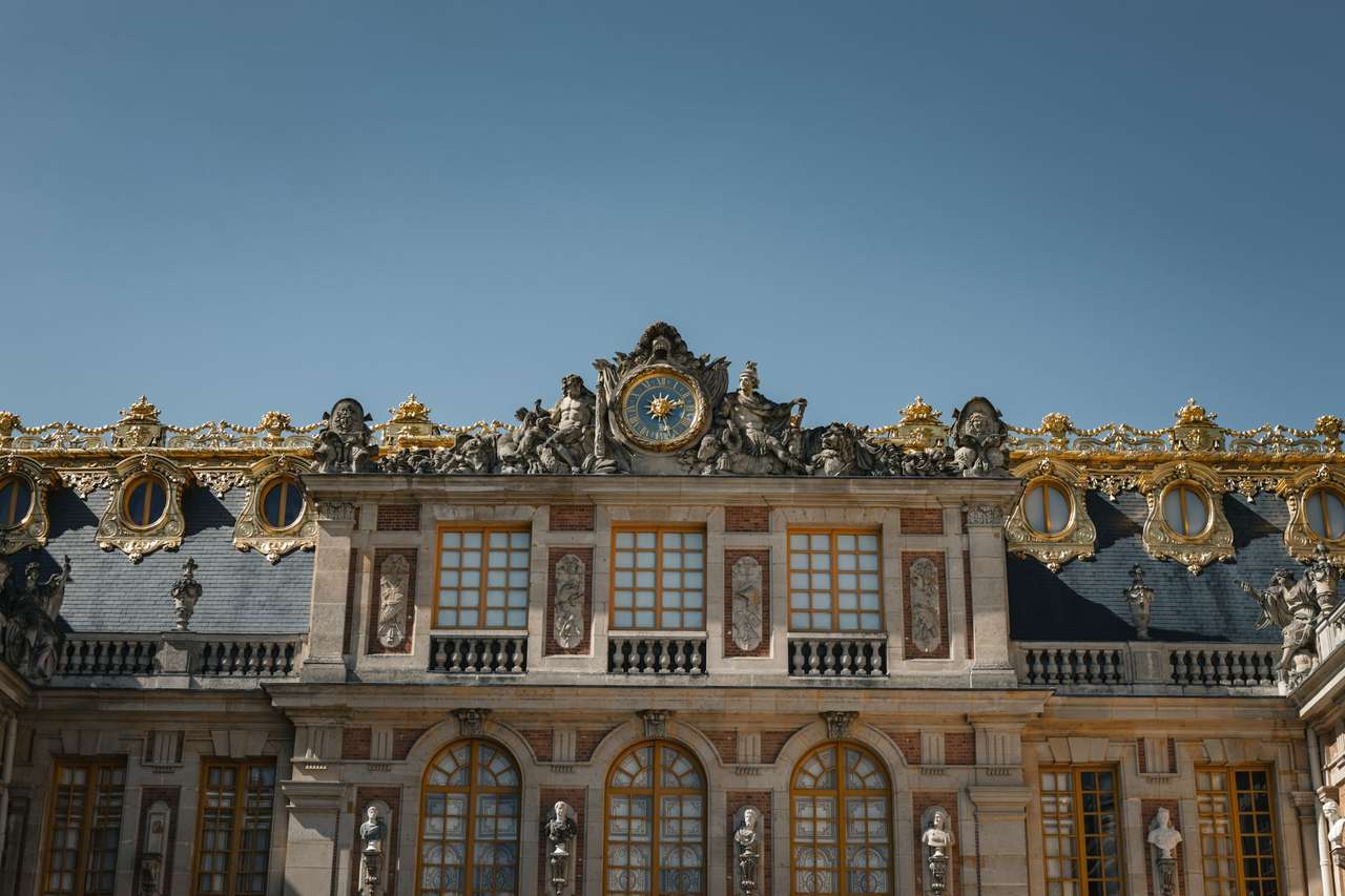 La façade de la cour de Marbre du château de Versailles, avec son horloge et ses ornements dorés