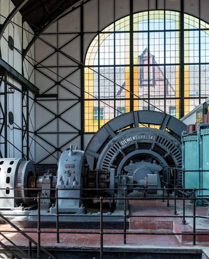 Salle des machines d’une centrale avec ses alternateurs sous une verrière