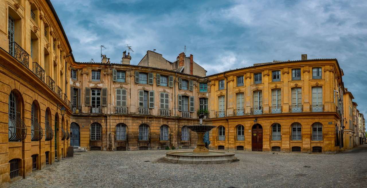 Place pavée d’Aix-en-Provence bordée d’hôtels particuliers aux façades ocre, avec sa fontaine centrale