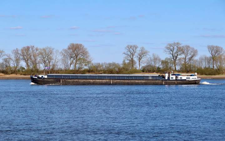 Bateau de transport de marchandises naviguant sur un fleuve