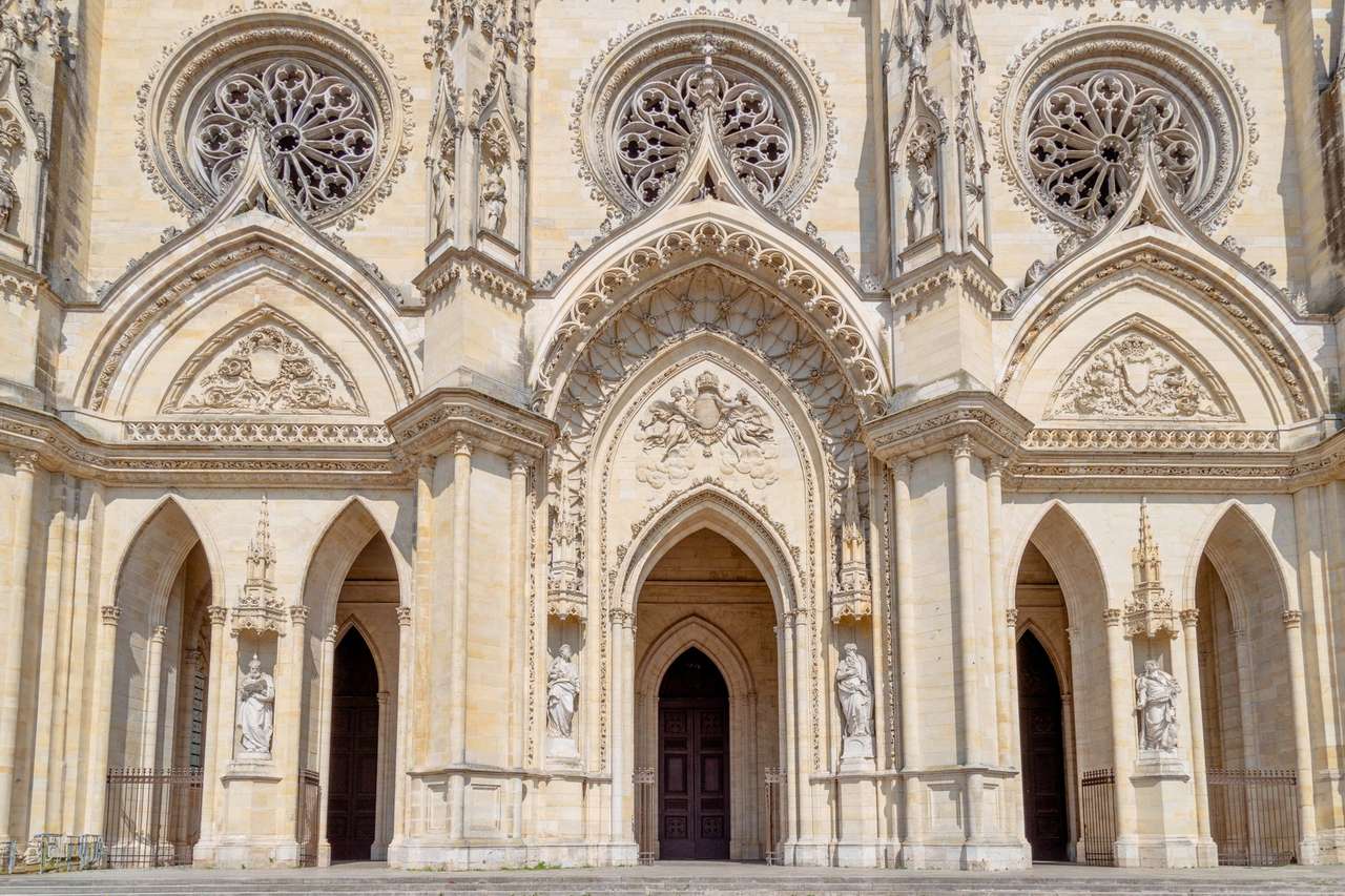 Portails gothiques, rosaces et statues de la façade occidentale de la cathédrale Sainte-Croix d’Orléans
