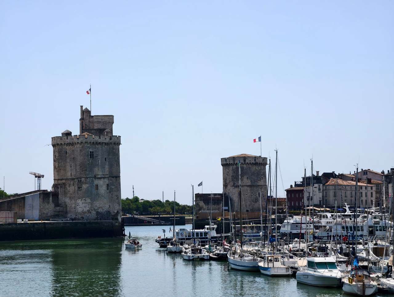 Les tours du vieux port de La Rochelle et les bateaux à quai